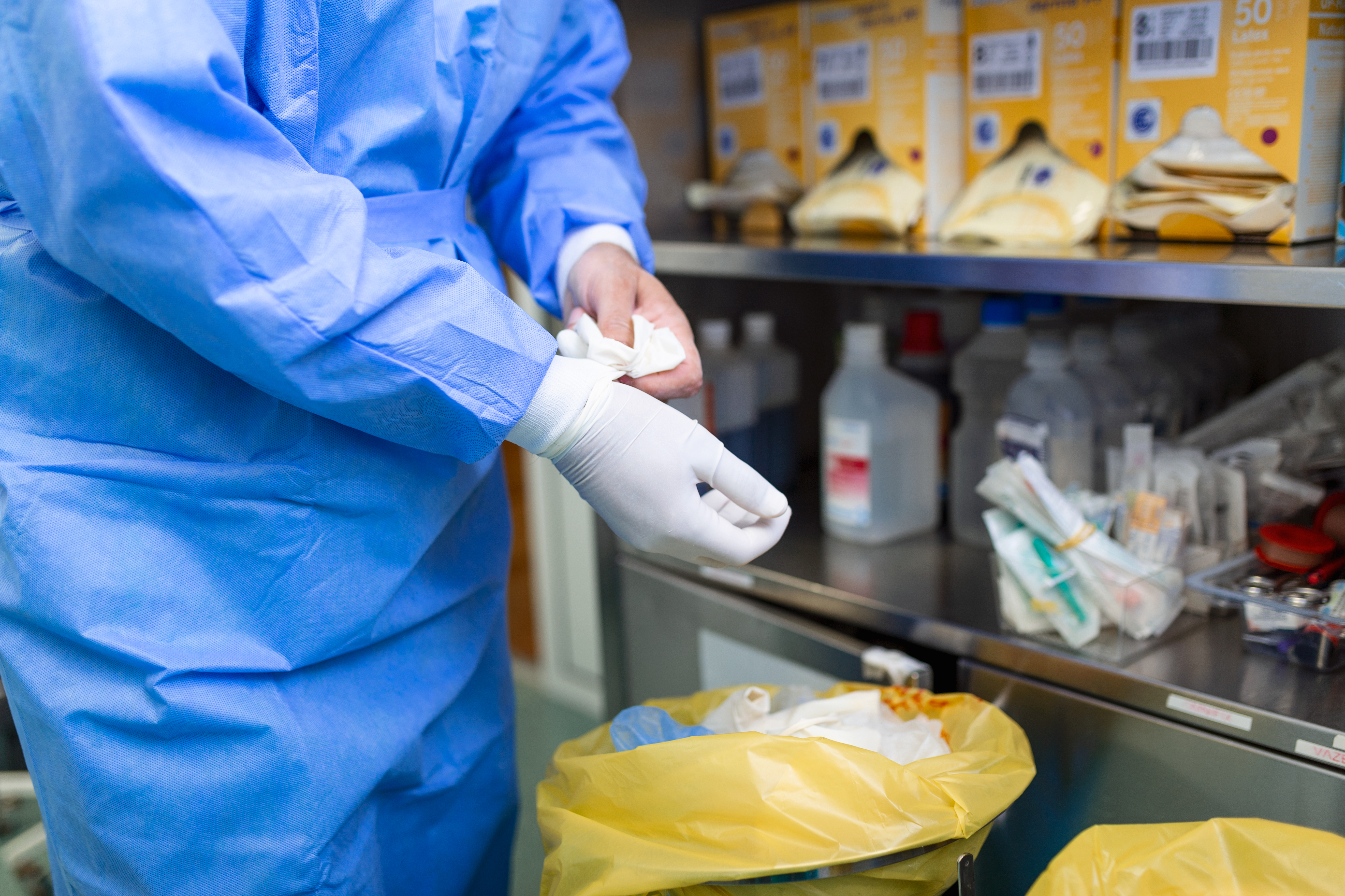 Cirurgià traient-se els guants quirúrgics a l'hospital